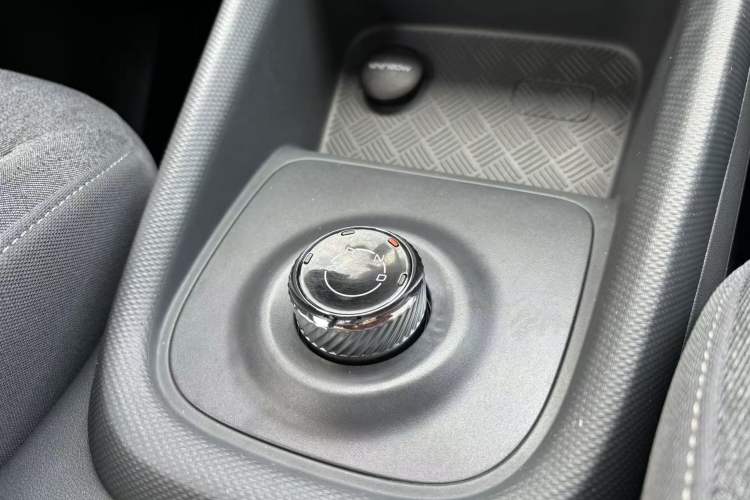 Used Wuling Hongguang New Energy 2024 All-Electric Model 300KM Standard Version Interior 8