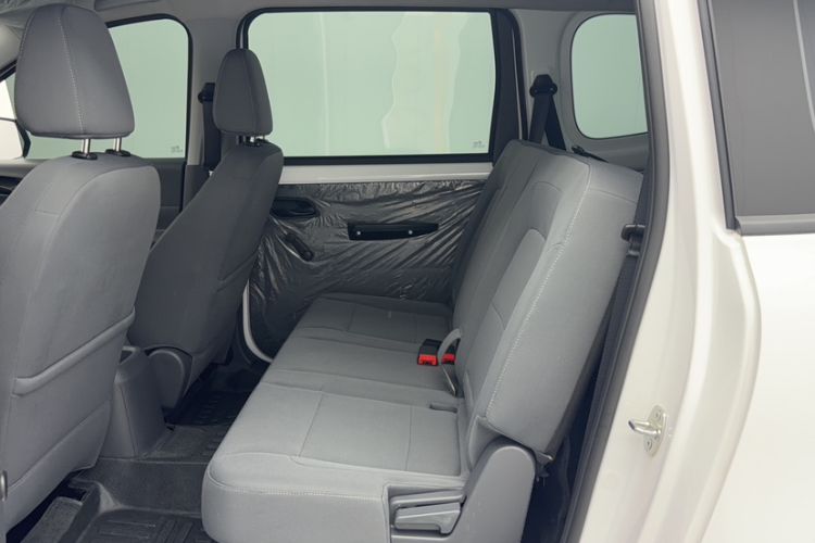 Used Wuling Hongguang New Energy 2024 All-Electric Model 300KM Practical Version Interior 9