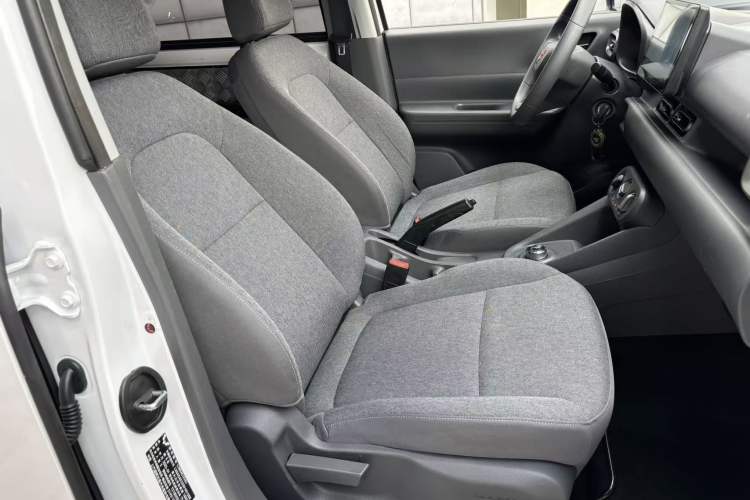 Used Wuling Hongguang New Energy 2024 All-Electric Model 300KM Standard Version Interior 9