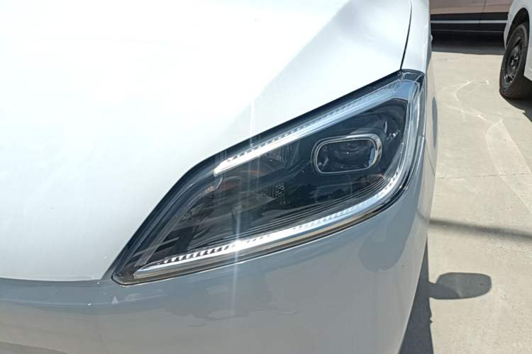 Used Wuling Hongguang New Energy 2024 All-Electric Model 300KM Standard Version Left Front Headlight