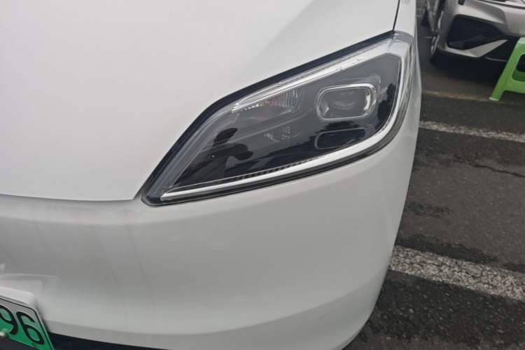 Used Wuling Hongguang New Energy 2024 All-Electric Model 300KM Standard Version Left Front Headlight