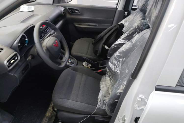 Used Wuling Hongguang New Energy 2024 All-Electric Model 300KM Practical Version Left Front Seat