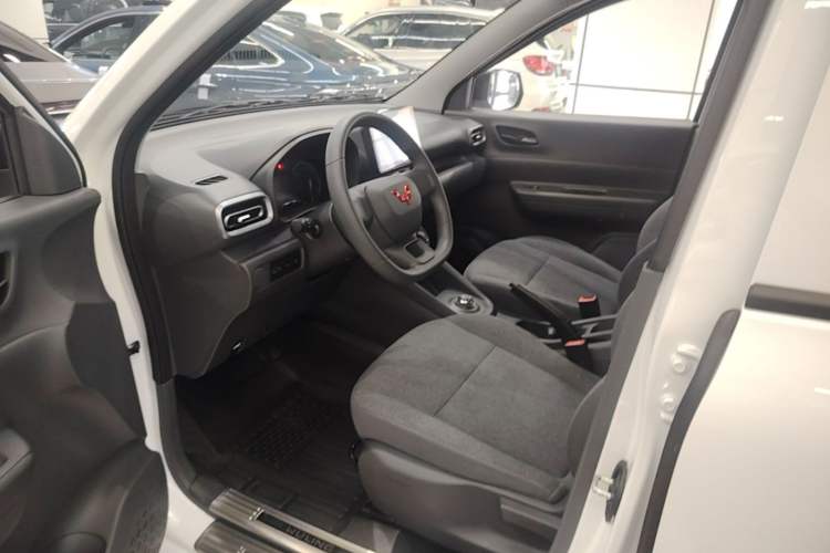 Used Wuling Hongguang New Energy 2024 All-Electric Model 300KM Standard Version Left Front Seat