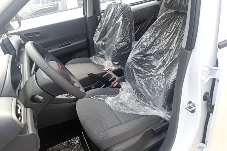 Used Wuling Hongguang New Energy 2024 All-Electric Model 300KM Standard Version Left Front Seat