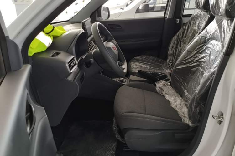 Used Wuling Hongguang New Energy 2024 All-Electric Model 300KM Standard Version Left Front Seat