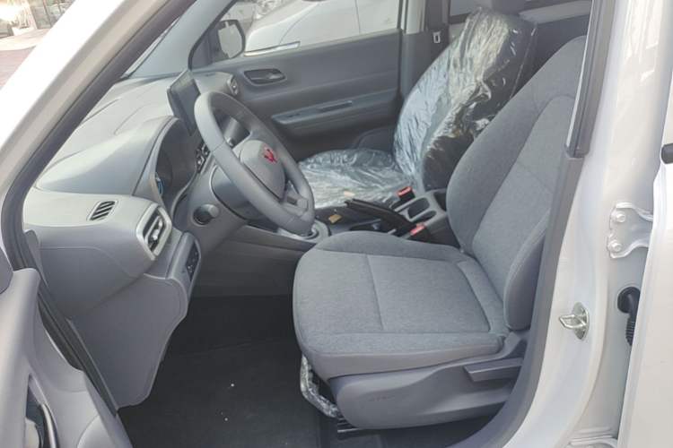 Used Wuling Hongguang New Energy 2024 All-Electric Model 300KM Standard Version Left Front Seat