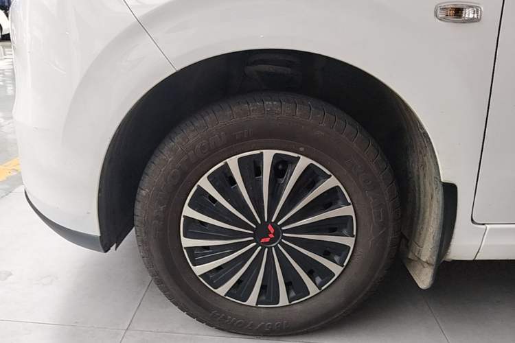 Used Wuling Hongguang New Energy 2024 All-Electric Model 300KM Standard Version Left Front Wheel Hub