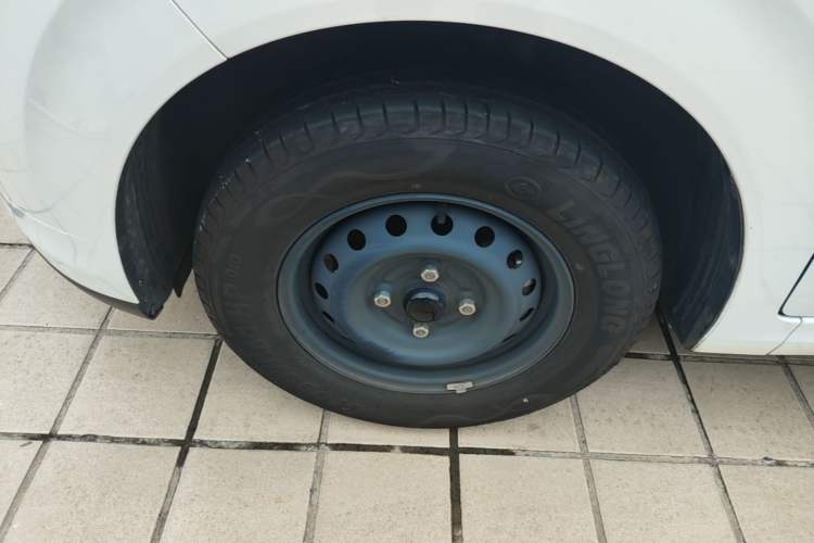 Used Wuling Hongguang New Energy 2024 All-Electric Model 300KM Practical Version Left Front Wheel Hub
