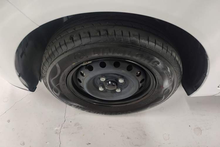 Used Wuling Hongguang New Energy 2024 All-Electric Model 300KM Standard Version Left Front Wheel Hub