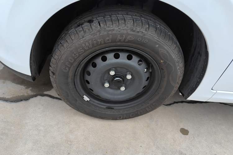 Used Wuling Hongguang New Energy 2024 All-Electric Model 300KM Standard Version Left Front Wheel Hub