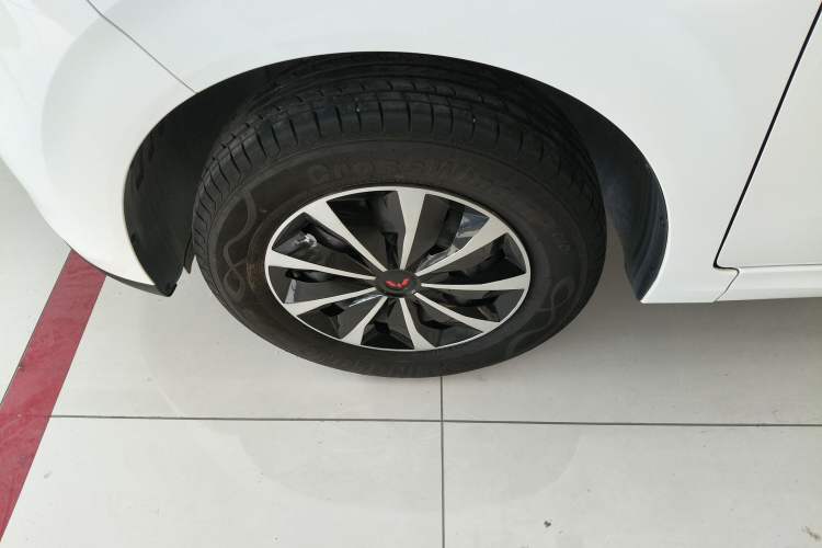 Used Wuling Hongguang New Energy 2024 All-Electric Model 300KM Standard Version Left Front Wheel Hub