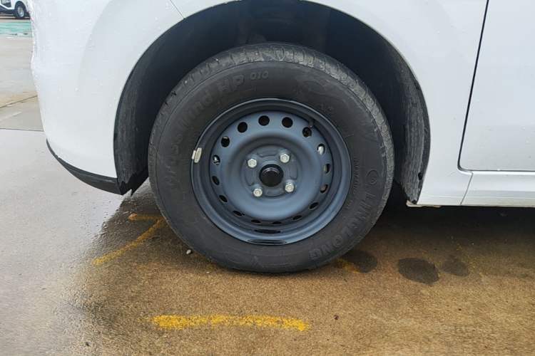 Used Wuling Hongguang New Energy 2024 All-Electric Model 300KM Practical Version Left Front Wheel Hub