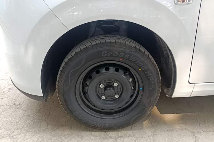 Used Wuling Hongguang New Energy 2024 All-Electric Model 300KM Standard Version Left Front Wheel Hub