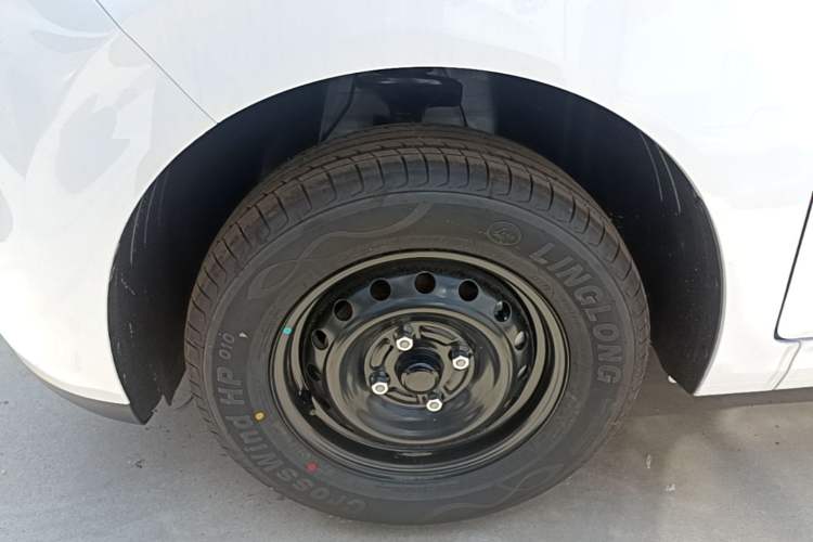 Used Wuling Hongguang New Energy 2024 All-Electric Model 300KM Standard Version Left Front Wheel Hub
