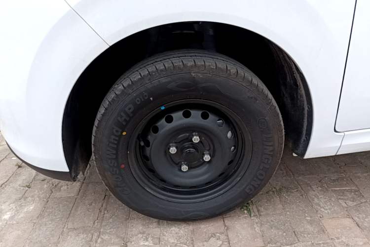 Used Wuling Hongguang New Energy 2024 All-Electric Model 300KM Standard Version Left Front Wheel Hub