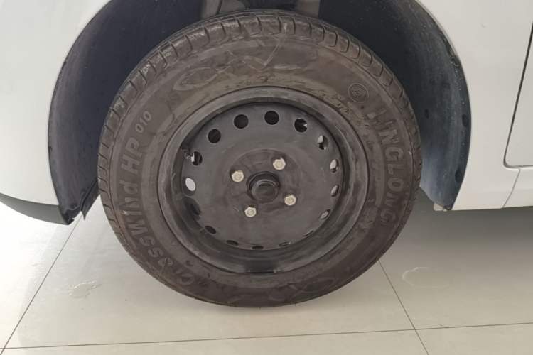 Used Wuling Hongguang New Energy 2024 All-Electric Model 300KM Standard Version Left Front Wheel Hub