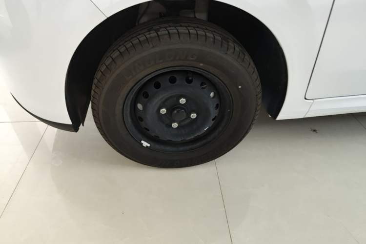 Used Wuling Hongguang New Energy 2024 All-Electric Model 300KM Standard Version Left Front Wheel Hub