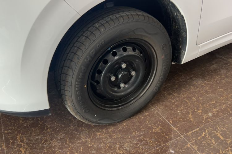 Used Wuling Hongguang New Energy 2024 All-Electric Model 300KM Standard Version Left Front Wheel Hub
