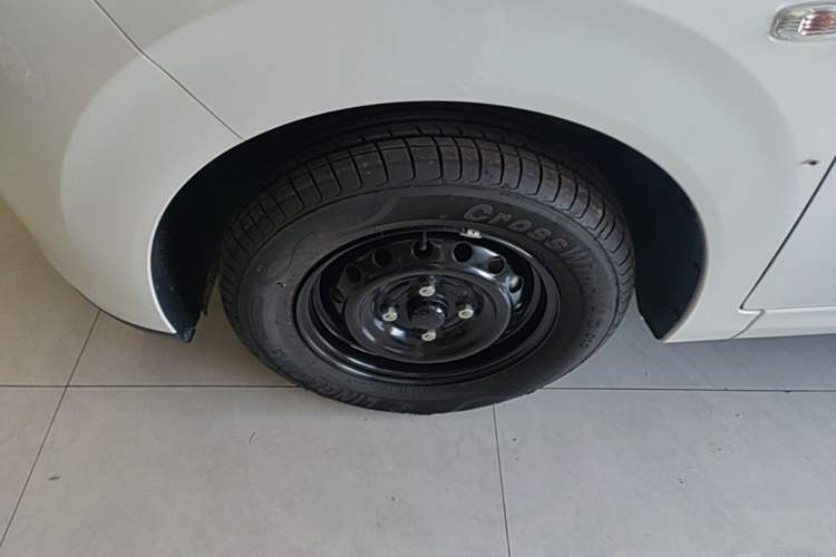Used Wuling Hongguang New Energy 2024 All-Electric Model 300KM Standard Version Left Front Wheel Hub