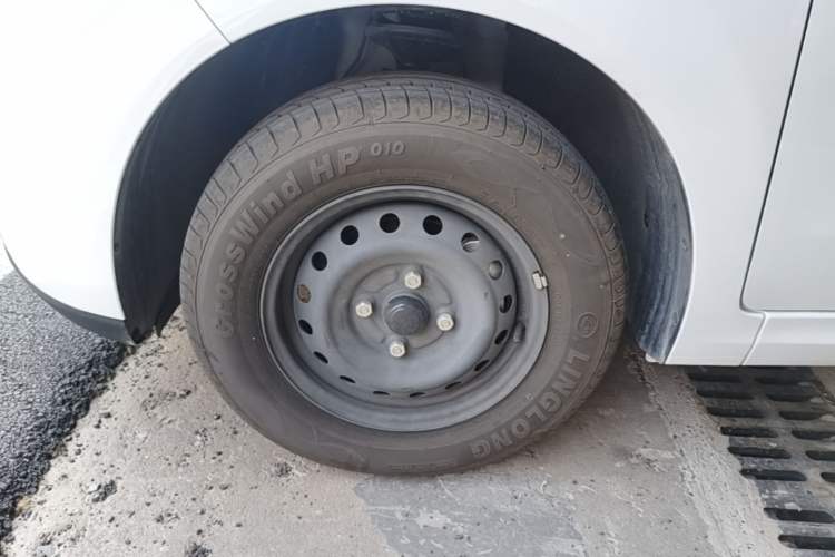 Used Wuling Hongguang New Energy 2024 All-Electric Model 300KM Standard Version Left Front Wheel Hub