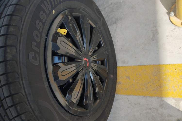 Used Wuling Hongguang New Energy 2024 All-Electric Model 300KM Standard Version Left Front Wheel Hub