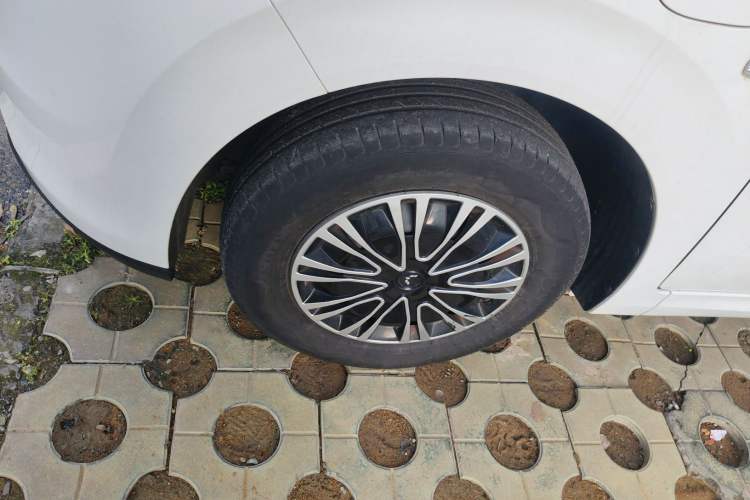 Used Wuling Hongguang New Energy 2024 All-Electric Model 300KM Standard Version Left Front Wheel Hub