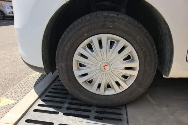 Used Wuling Hongguang New Energy 2024 All-Electric Model 300KM Standard Version Left Front Wheel Hub