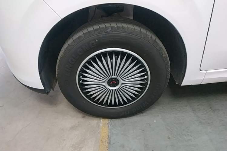 Used Wuling Hongguang New Energy 2024 All-Electric Model 300KM Standard Version Left Front Wheel Hub