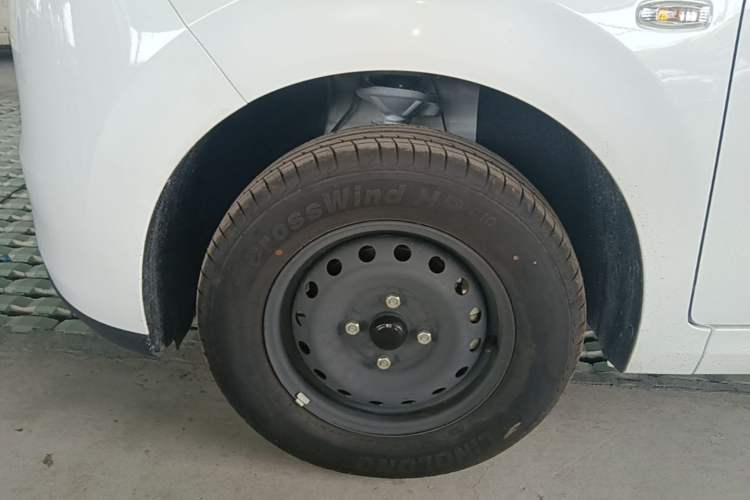 Used Wuling Hongguang New Energy 2024 All-Electric Model 300KM Standard Version Left Front Wheel Hub