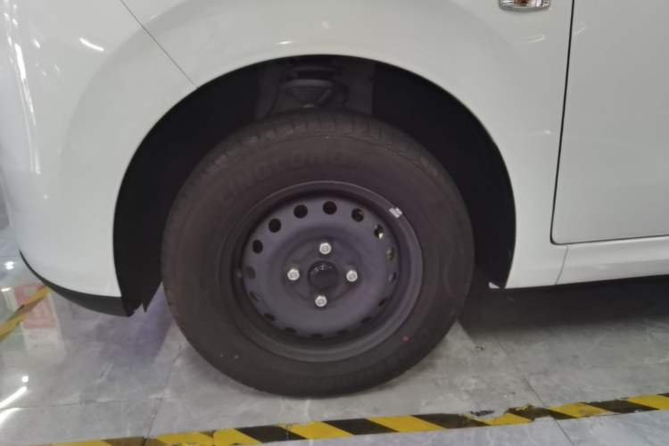 Used Wuling Hongguang New Energy 2024 All-Electric Model 300KM Standard Version Left Front Wheel Hub