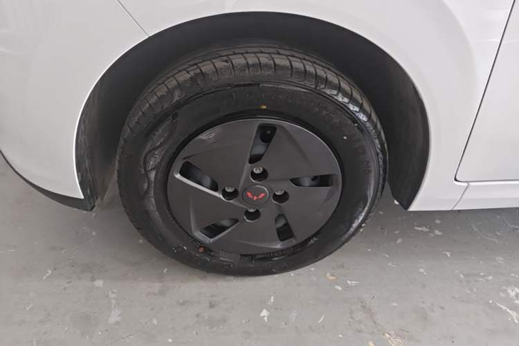 Used Wuling Hongguang New Energy 2024 All-Electric Model 300KM Standard Version Left Front Wheel Hub