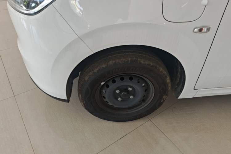 Used Wuling Hongguang New Energy 2024 All-Electric Model 300KM Practical Version Left Front Wheel Hub