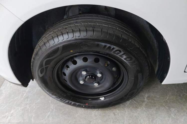 Used Wuling Hongguang New Energy 2024 All-Electric Model 300KM Practical Version Left Front Wheel Hub