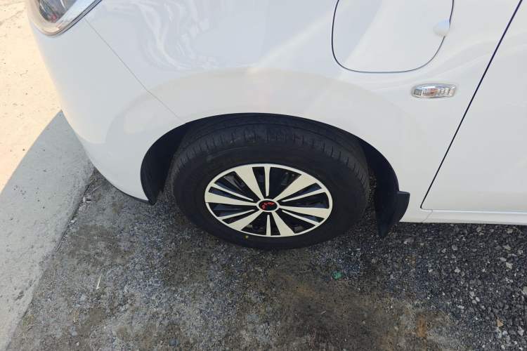 Used Wuling Hongguang New Energy 2024 All-Electric Model 300KM Practical Version Left Front Wheel Hub