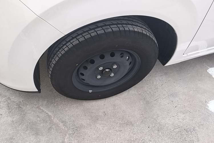 Used Wuling Hongguang New Energy 2024 All-Electric Model 300KM Practical Version Left Front Wheel Hub