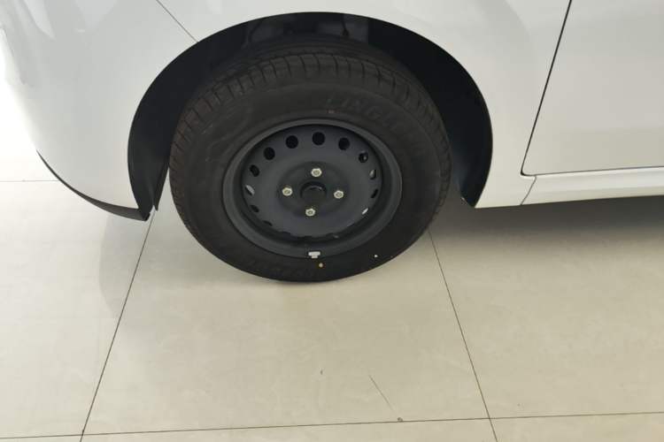 Used Wuling Hongguang New Energy 2024 All-Electric Model 300KM Standard Version Left Front Wheel Hub
