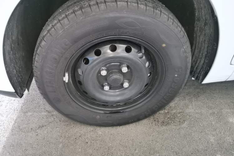 Used Wuling Hongguang New Energy 2024 All-Electric Model 300KM Practical Version Left Front Wheel Hub