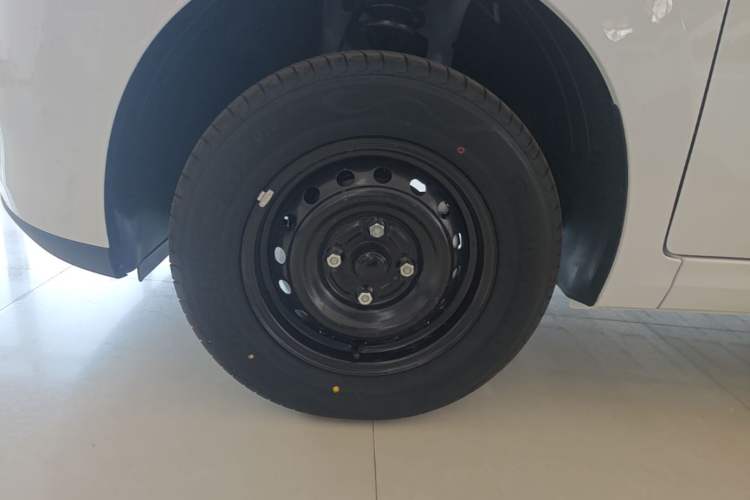 Used Wuling Hongguang New Energy 2024 All-Electric Model 300KM Practical Version Left Front Wheel Hub