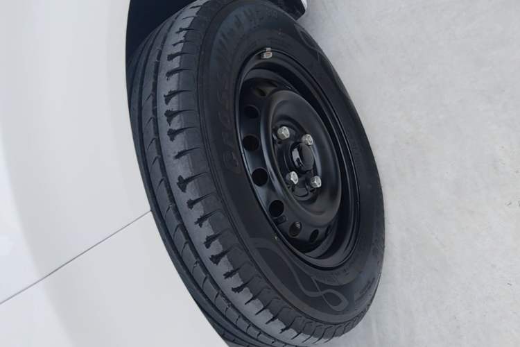 Used Wuling Hongguang New Energy 2024 All-Electric Model 300KM Practical Version Left Front Wheel Hub