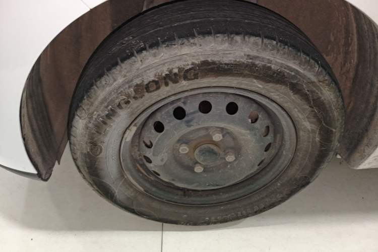 Used Wuling Hongguang New Energy 2024 All-Electric Model 300KM Standard Version Left Front Wheel Hub