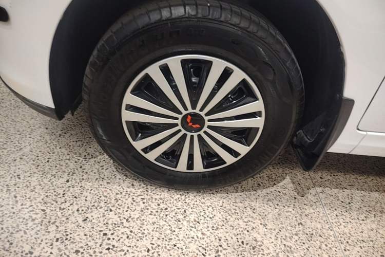 Used Wuling Hongguang New Energy 2024 All-Electric Model 300KM Standard Version Left Front Wheel Hub
