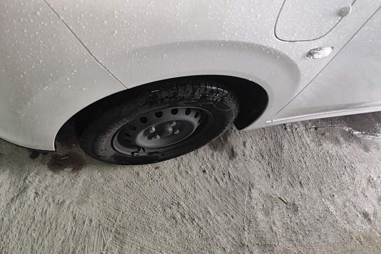 Used Wuling Hongguang New Energy 2024 All-Electric Model 300KM Standard Version Left Front Wheel Hub