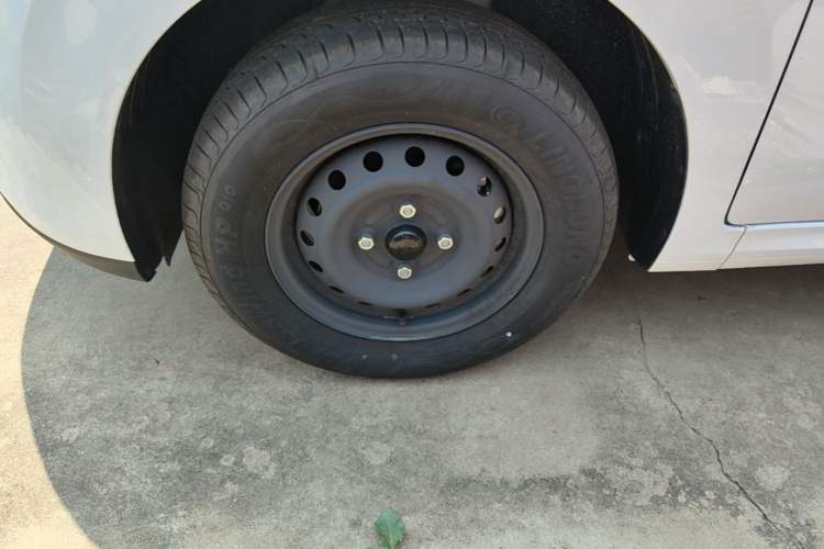 Used Wuling Hongguang New Energy 2024 All-Electric Model 300KM Standard Version Left Front Wheel Hub
