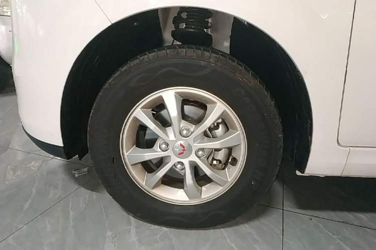 Used Wuling Hongguang New Energy 2024 All-Electric Model 300KM Standard Version Left Front Wheel Hub