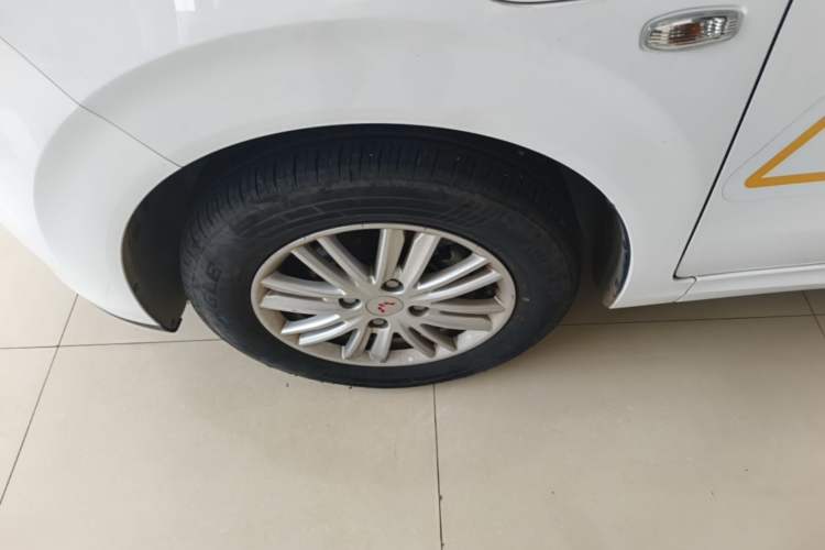 Used Wuling Hongguang New Energy 2024 All-Electric Model 300KM Standard Version Left Front Wheel Hub
