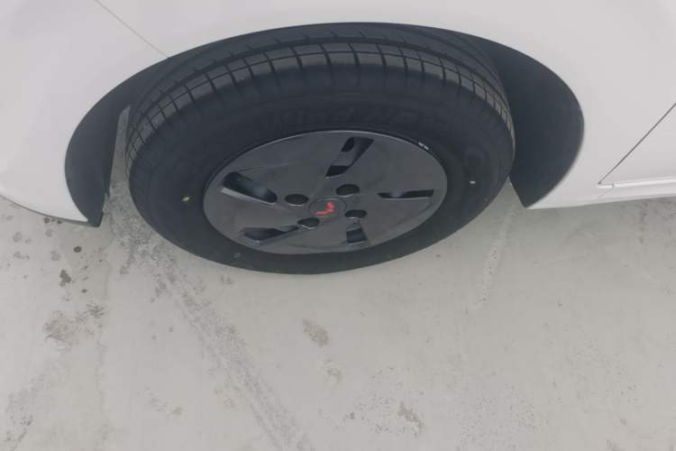 Used Wuling Hongguang New Energy 2024 All-Electric Model 300KM Practical Version Left Front Wheel Hub