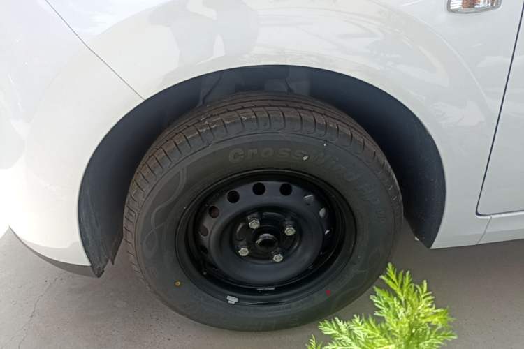 Used Wuling Hongguang New Energy 2024 All-Electric Model 300KM Standard Version Left Front Wheel Hub