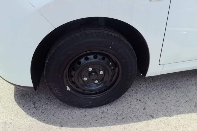Used Wuling Hongguang New Energy 2024 All-Electric Model 300KM Standard Version Left Front Wheel Hub