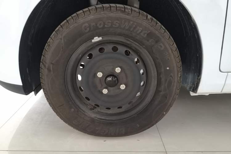 Used Wuling Hongguang New Energy 2024 All-Electric Model 300KM Standard Version Left Front Wheel Hub