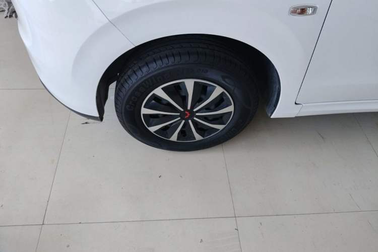 Used Wuling Hongguang New Energy 2024 All-Electric Model 300KM Practical Version Left Front Wheel Hub